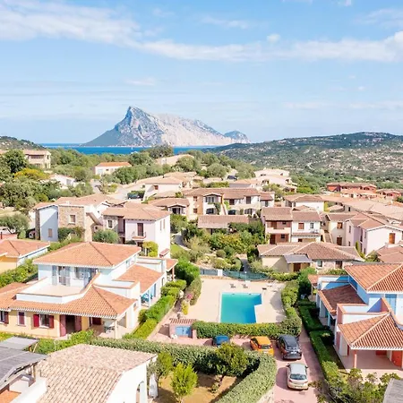In With Swimming Pool In Cala Girgolu 아파트호텔 3*