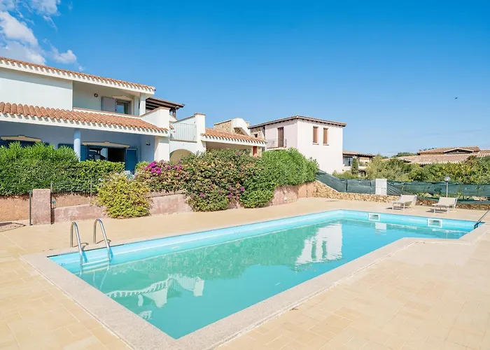 In With Swimming Pool In Cala Girgolu 3* مونتي بيتروسو